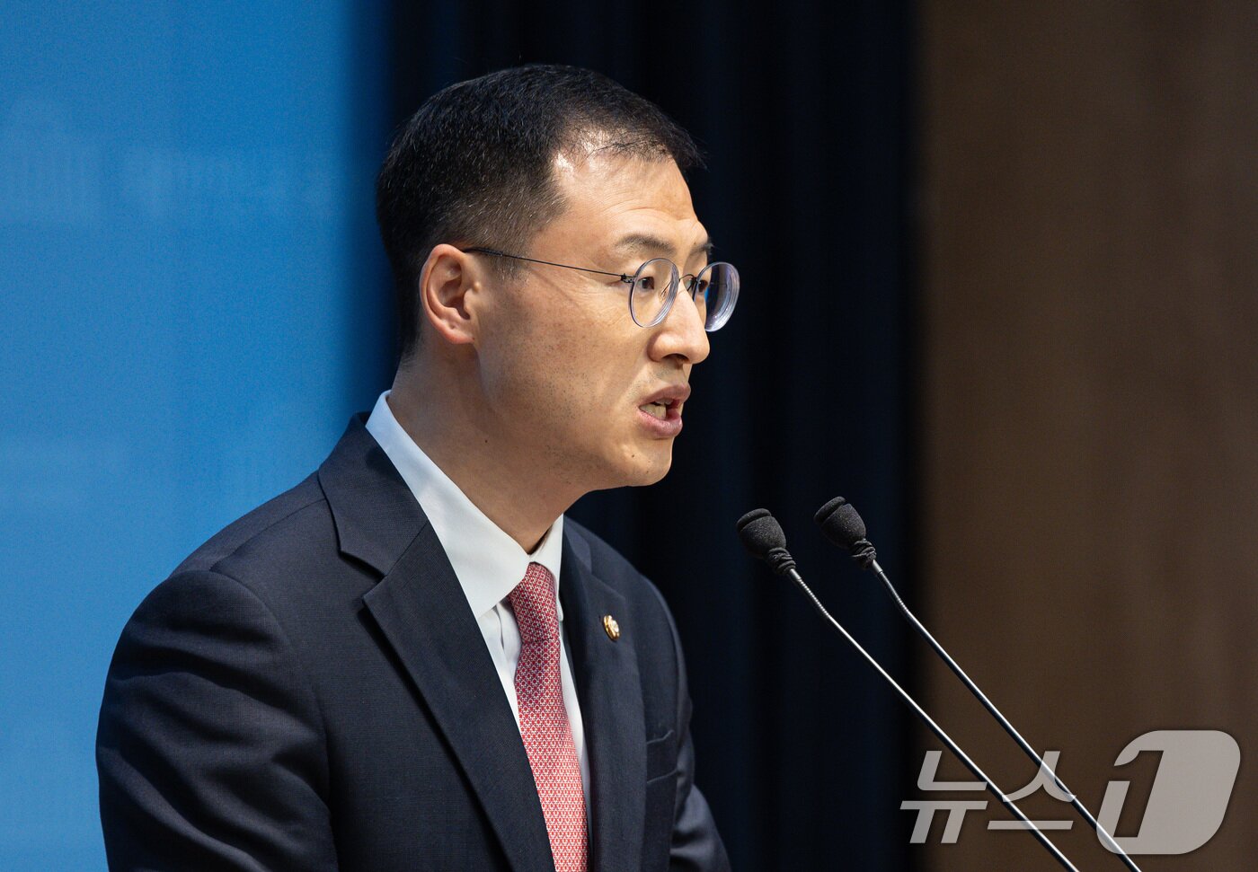 본문 이미지 - 김상욱 무소속 의원이 15일 오전 서울 여의도 국회 소통관에서 기자회견을 열고 이재명 더불어민주당 대통령 후보를 공개 지지한다고 밝히고 있다. 2025.5.15/뉴스1 ⓒ News1 이재명 기자