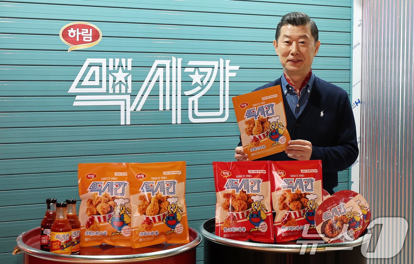 (서울=뉴스1) 박지혜 기자 = 김홍국 하림그룹 회장이 15일 서울 성동구 성수동 장하다 하림 맥시칸 팝업스토어에서 새롭게 론칭한 냉동치킨 브랜드 '맥시칸'을 선보이고 있다.하림은 …