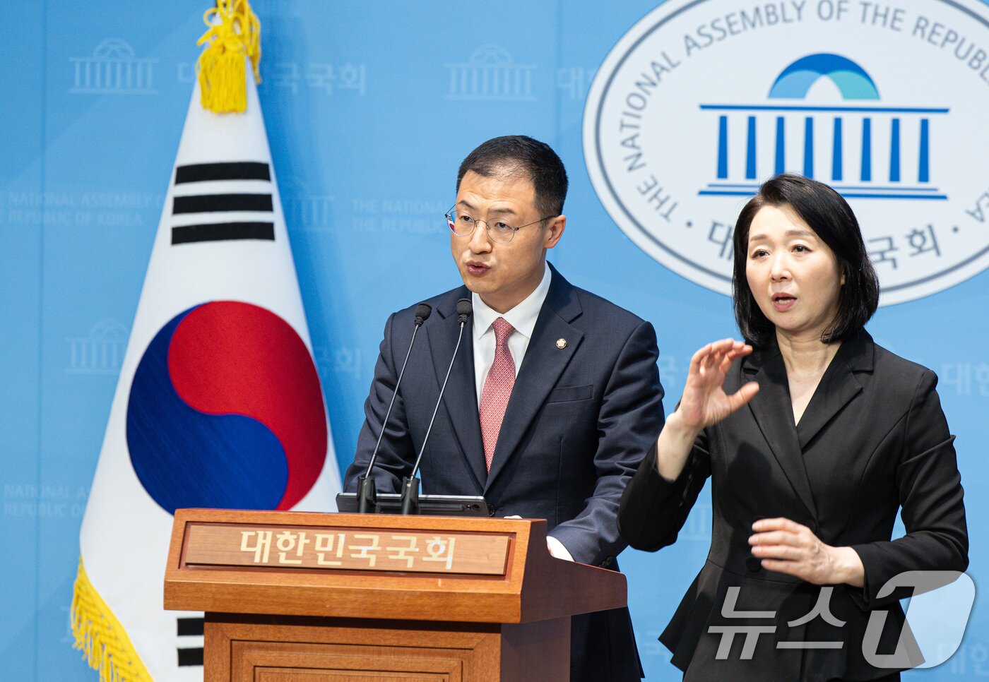 본문 이미지 - 김상욱 무소속 의원이 15일 오전 서울 여의도 국회 소통관에서 기자회견을 열고 이재명 더불어민주당 대통령 후보를 공개 지지한다고 밝히고 있다. 2025.5.15/뉴스1 ⓒ News1 이재명 기자