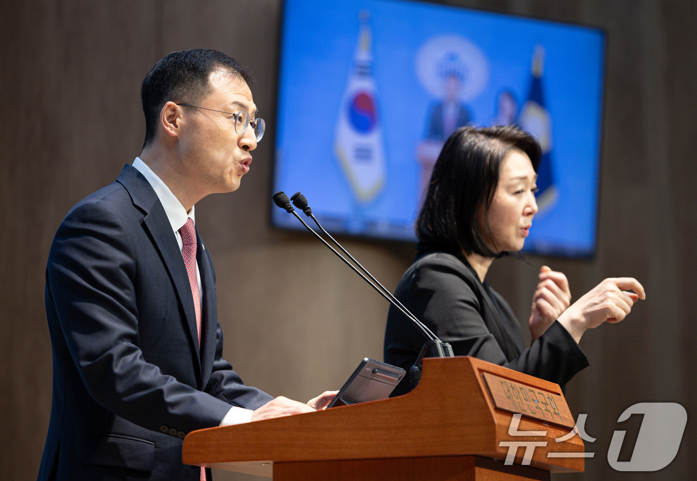 (서울=뉴스1) 이재명 기자 = 김상욱 무소속 의원이 15일 오전 서울 여의도 국회 소통관에서 기자회견을 열고 이재명 더불어민주당 대통령 후보를 공개 지지한다고 밝히고 있다. 20 …