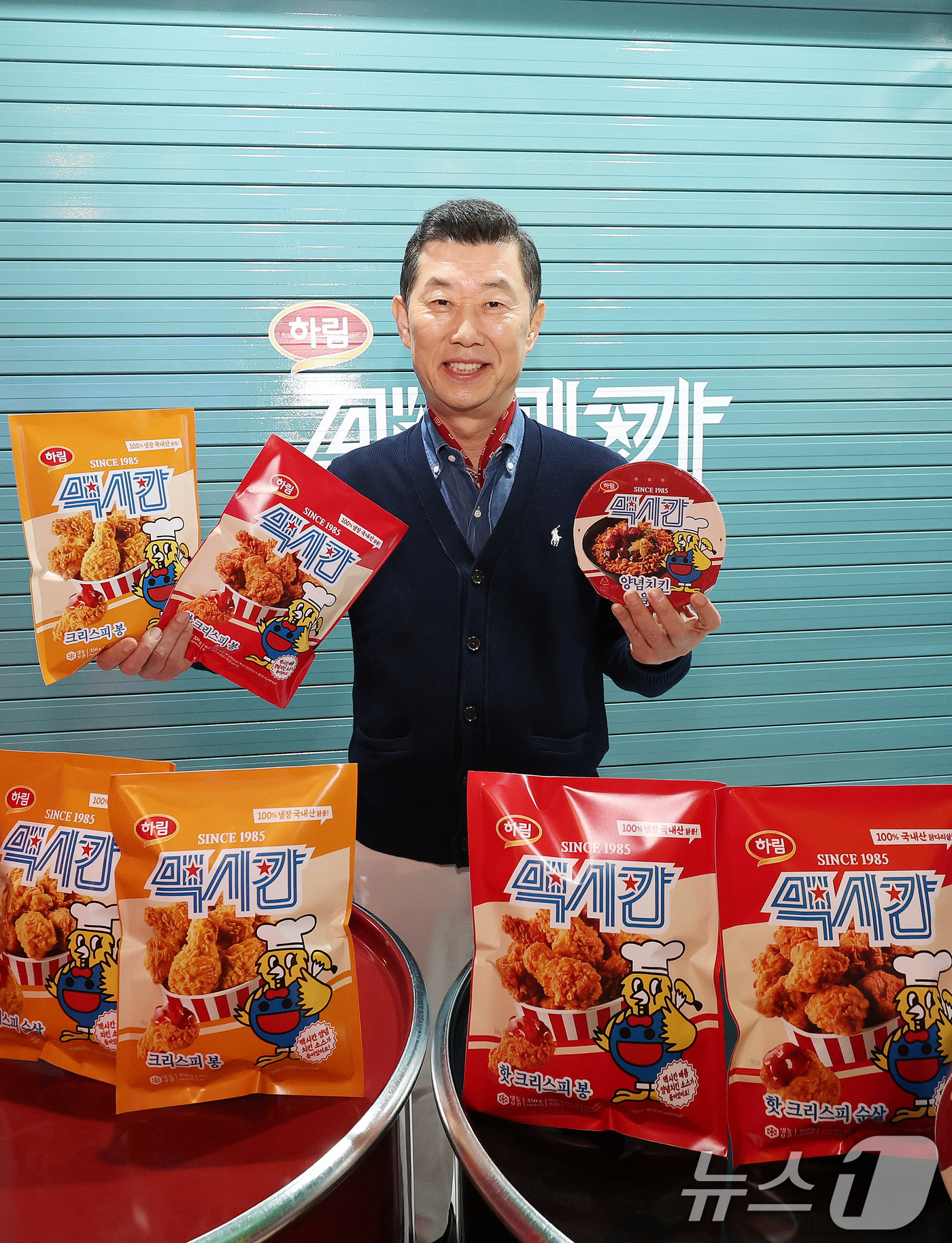 (서울=뉴스1) 박지혜 기자 = 김홍국 하림그룹 회장이 15일 서울 성동구 성수동 장하다 하림 맥시칸 팝업스토어에서 새롭게 론칭한 냉동치킨 브랜드 '맥시칸'을 선보이고 있다.하림은 …