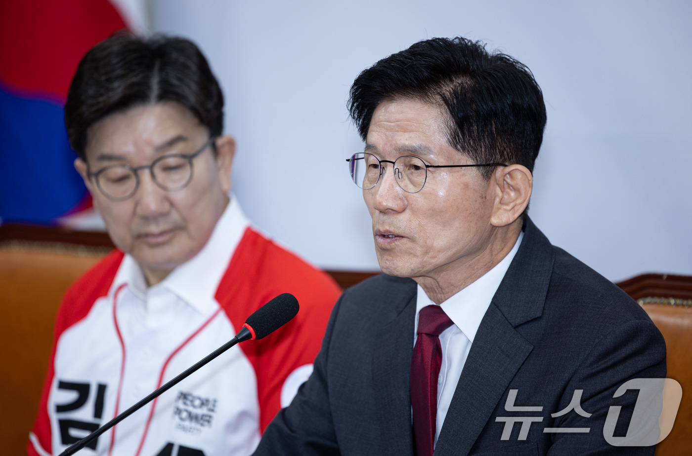 (서울=뉴스1) 이재명 기자 = 김문수 국민의힘 대통령 후보가 15일 오전 서울 여의도 국회에서 열린 중앙선대위 회의 및 중앙선대위 임명장 수여식에서 발언을 하고 있다. 2025. …