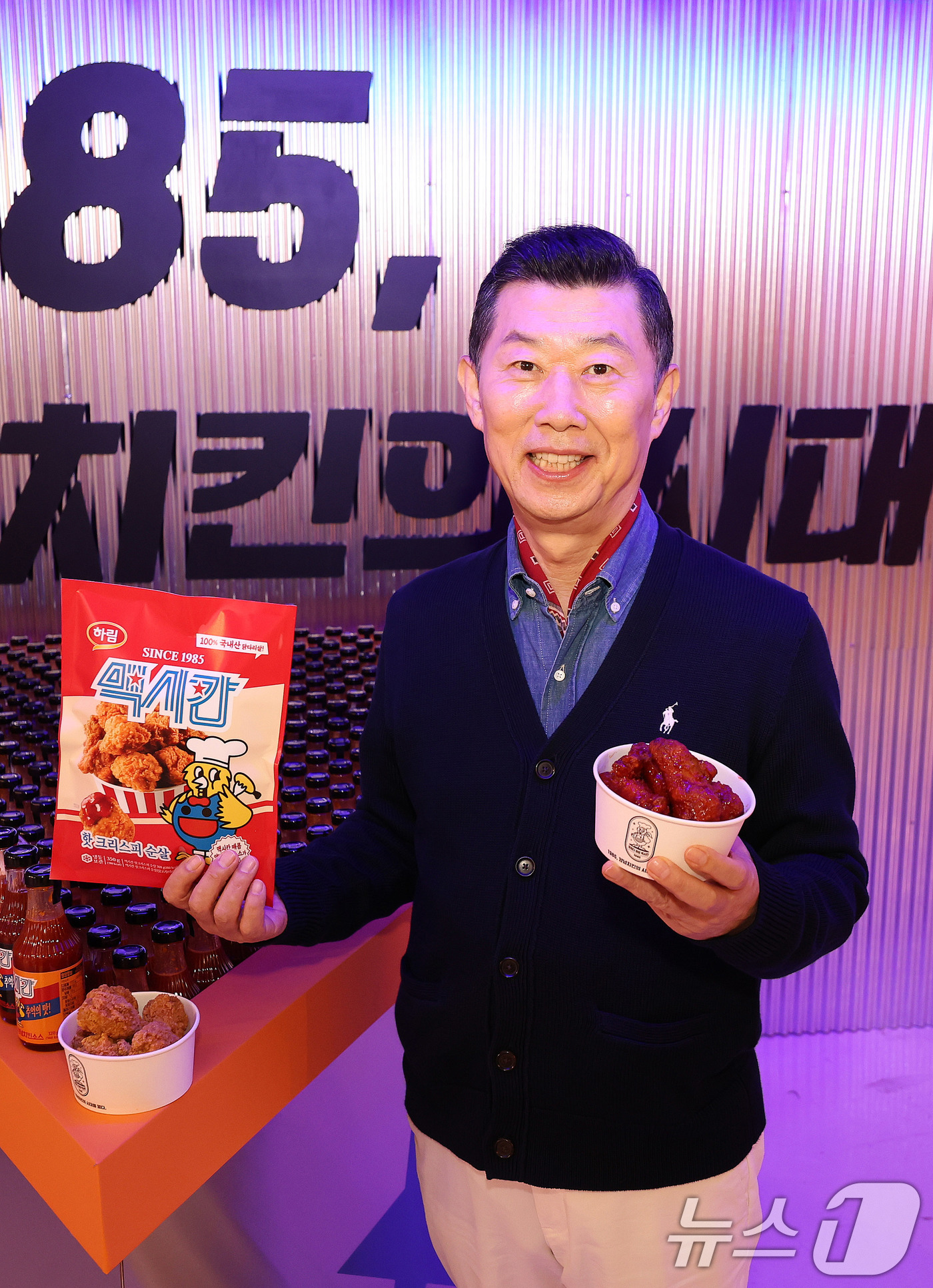 (서울=뉴스1) 박지혜 기자 = 김홍국 하림그룹 회장이 15일 서울 성동구 성수동 장하다 하림 맥시칸 팝업스토어에서 새롭게 론칭한 냉동치킨 브랜드 '맥시칸'을 선보이고 있다.하림은 …