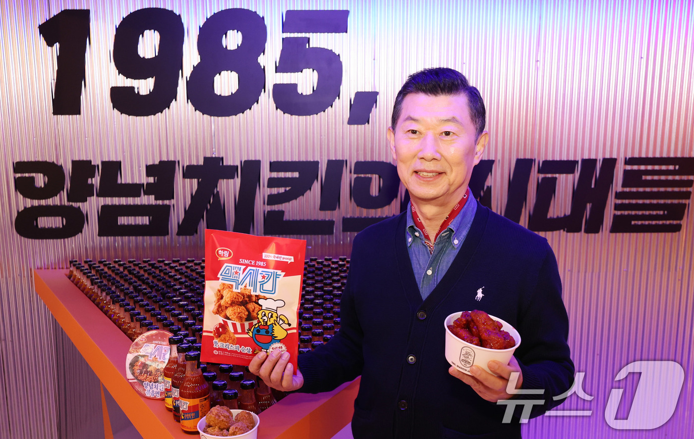 (서울=뉴스1) 박지혜 기자 = 김홍국 하림그룹 회장이 15일 서울 성동구 성수동 장하다 하림 맥시칸 팝업스토어에서 새롭게 론칭한 냉동치킨 브랜드 '맥시칸'을 선보이고 있다.하림은 …