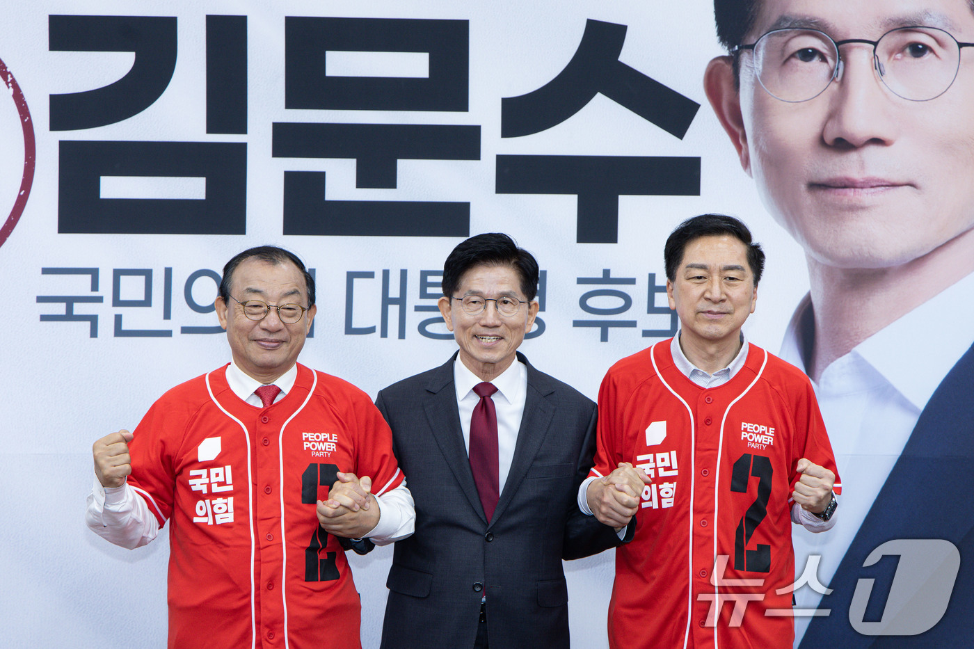 (서울=뉴스1) 이재명 기자 = 김문수 국민의힘 대통령 후보가 15일 오전 서울 여의도 국회에서 열린 중앙선대위 회의 및 중앙선대위 임명장 수여식에서 이정현, 김기현 공동선대위원장 …