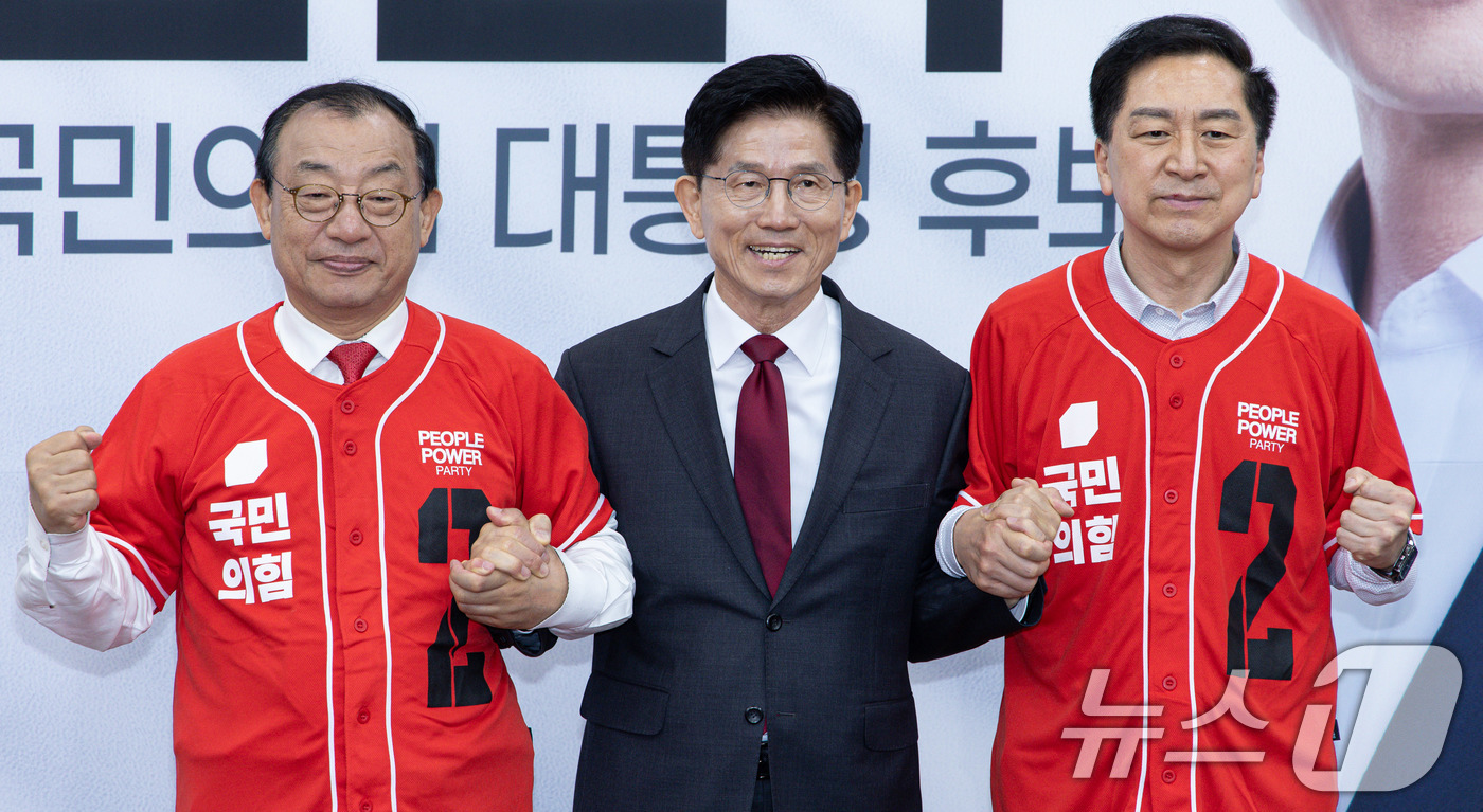 (서울=뉴스1) 이재명 기자 = 김문수 국민의힘 대통령 후보가 15일 오전 서울 여의도 국회에서 열린 중앙선대위 회의 및 중앙선대위 임명장 수여식에서 이정현, 김기현 공동선대위원장 …