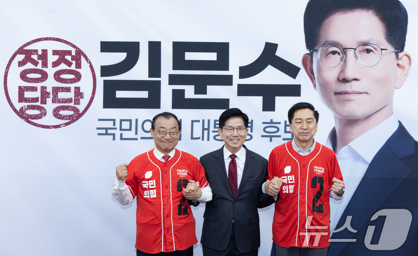 (서울=뉴스1) 이재명 기자 = 김문수 국민의힘 대통령 후보가 15일 오전 서울 여의도 국회에서 열린 중앙선대위 회의 및 중앙선대위 임명장 수여식에서 이정현, 김기현 공동선대위원장 …