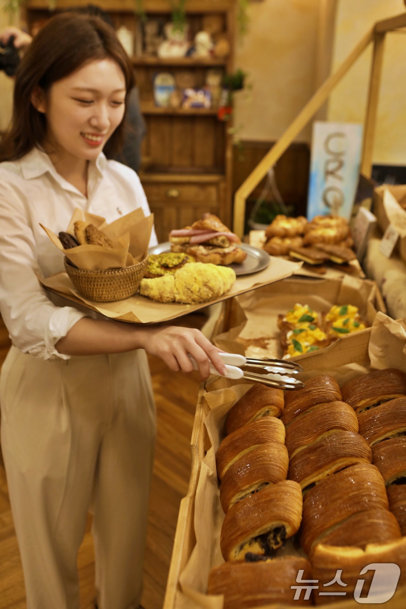 (서울=뉴스1) = 롯데백화점이 15일 서울 잠실 롯데월드몰 지하 1층에 베이커리 카페 '테디뵈르하우스'를 오픈했다고 밝혔다.고객이 잠실 롯데월드몰 지하 1층에 오픈한 테디뵈르하우 …