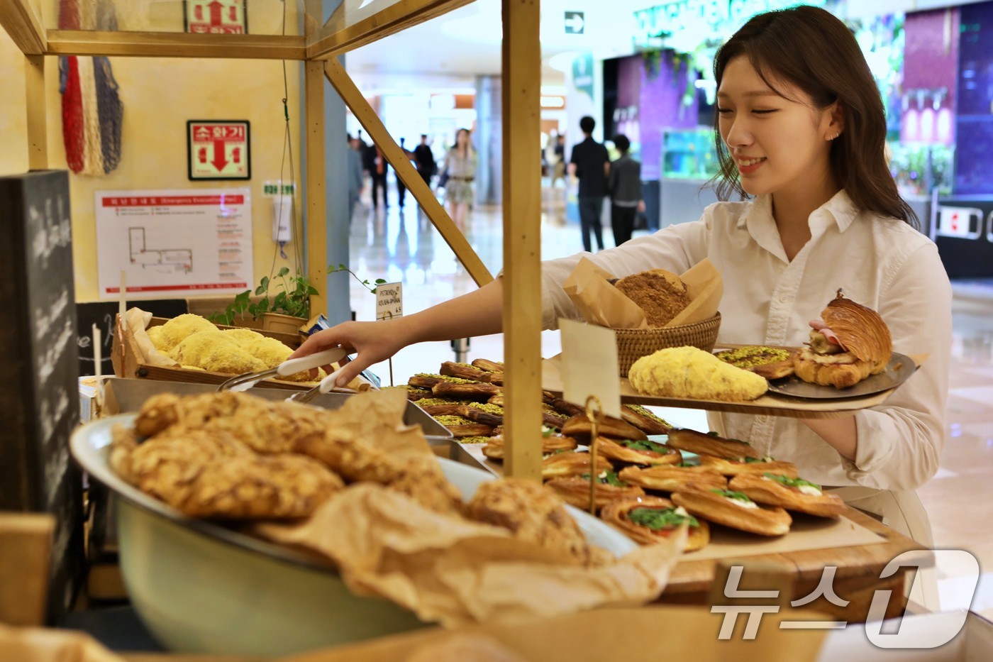 (서울=뉴스1) = 롯데백화점이 15일 서울 잠실 롯데월드몰 지하 1층에 베이커리 카페 '테디뵈르하우스'를 오픈했다고 밝혔다.고객이 잠실 롯데월드몰 지하 1층에 오픈한 테디뵈르하우 …