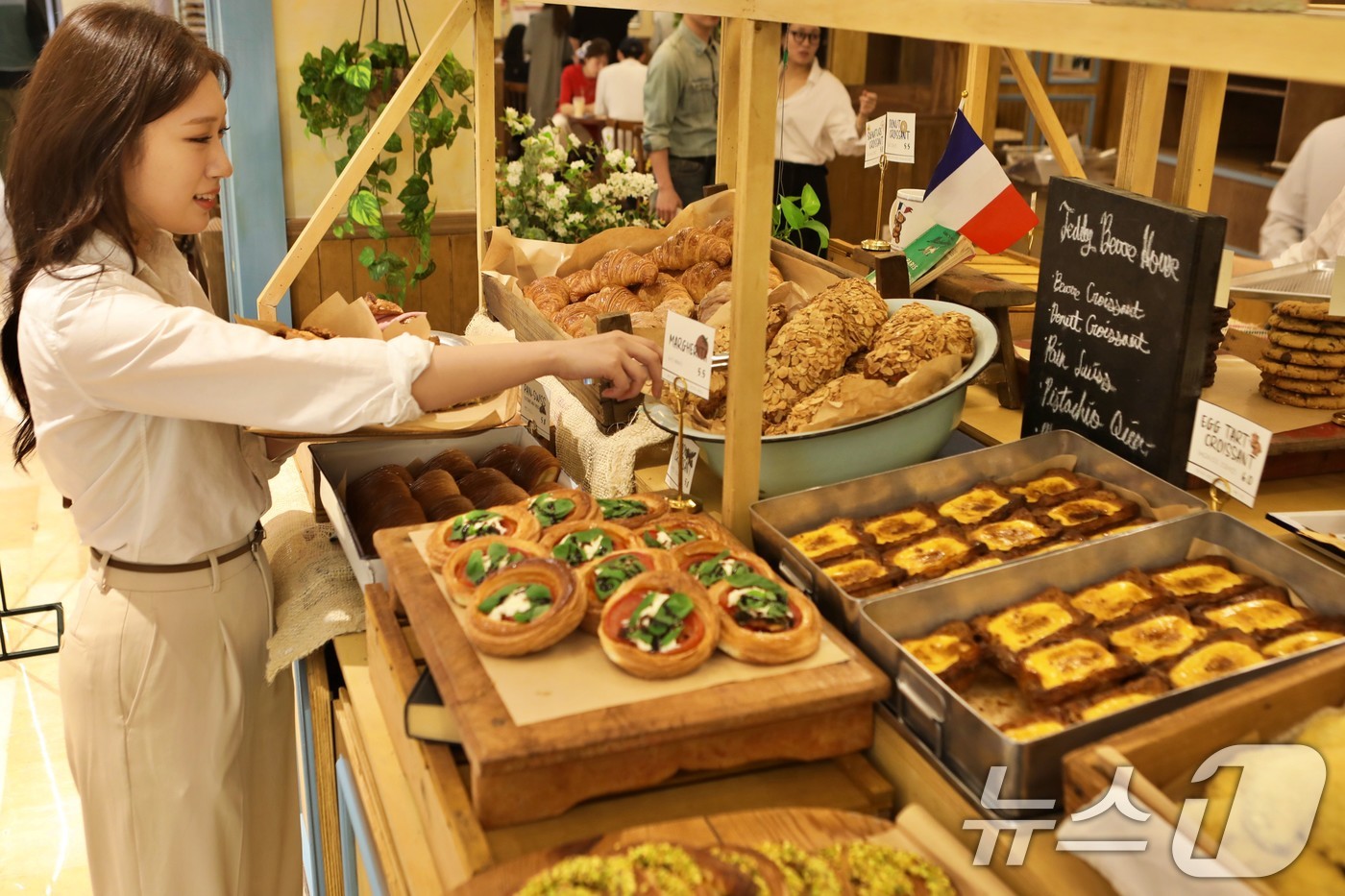 (서울=뉴스1) = 롯데백화점이 15일 서울 잠실 롯데월드몰 지하 1층에 베이커리 카페 '테디뵈르하우스'를 오픈했다고 밝혔다.고객이 잠실 롯데월드몰 지하 1층에 오픈한 테디뵈르하우 …