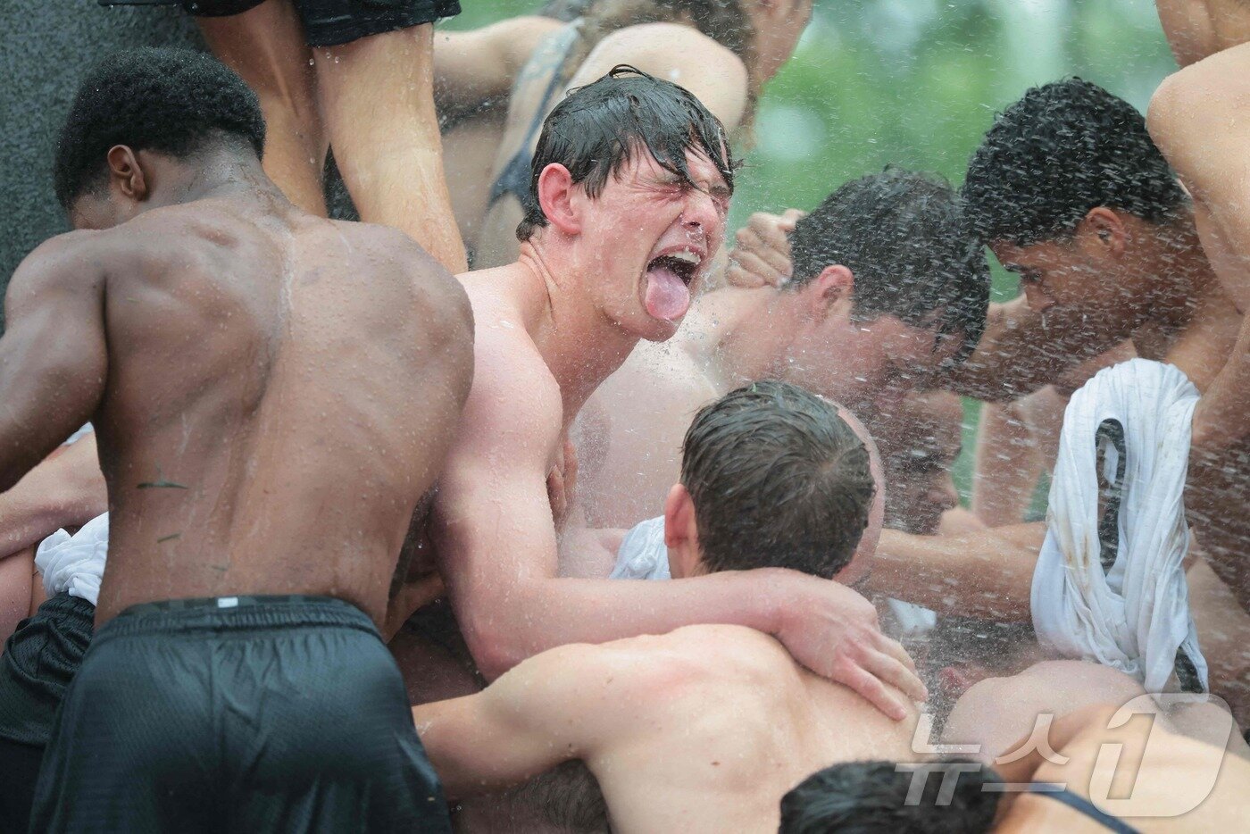 본문 이미지 - 미국 해군사관학교에서 사관생도들이 14일(현지시간) 미국 메릴랜드 주 아나폴리스 미 해군 사관학교에서 '딕시 컵'을 떨어뜨리기 위해 인간 피라미드를 만들어 헌던 기념물 꼭대기에 오르고 있다. ⓒ AFP=뉴스1