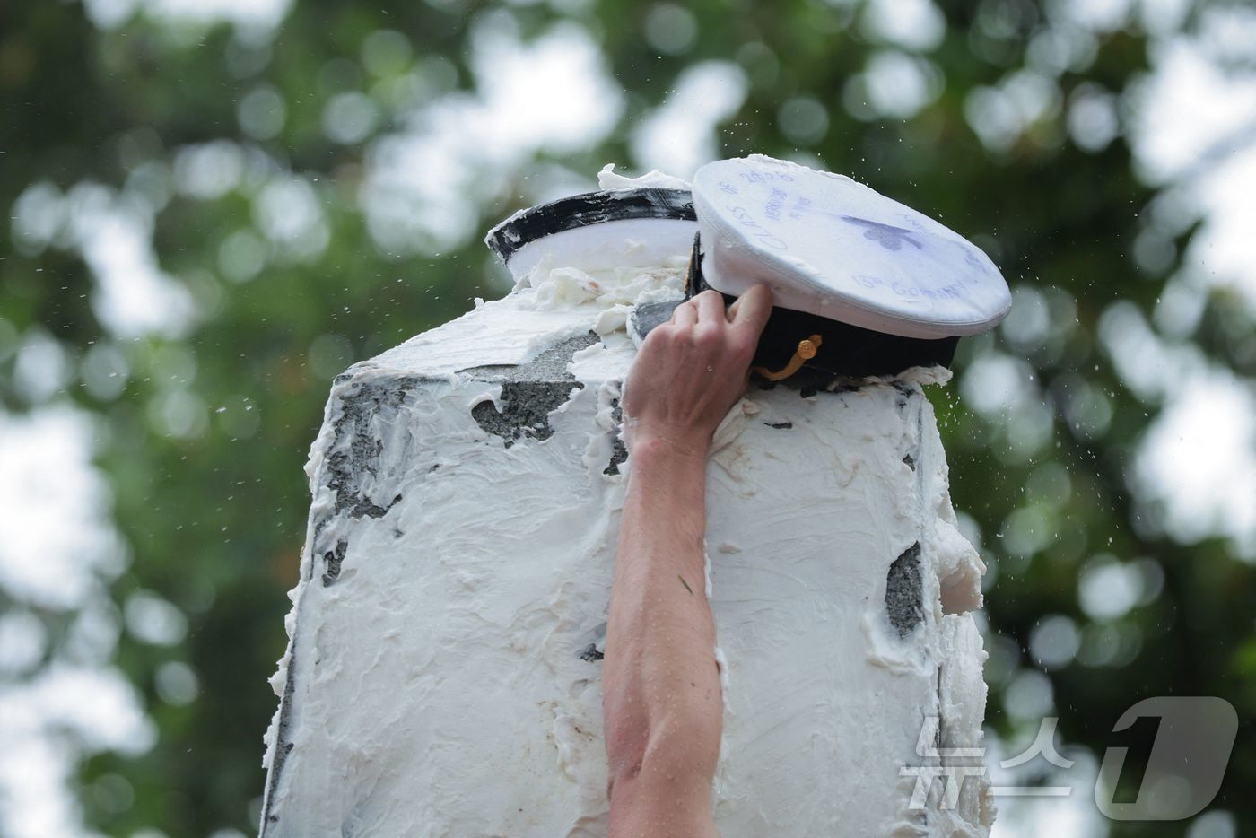 본문 이미지 - 미국 해군사관학교에서 사관생도들이 14일(현지시간) 미국 메릴랜드 주 아나폴리스 미 해군 사관학교에서 '딕시 컵'을 떨어뜨리기 위해 인간 피라미드를 만들어 헌던 기념물 꼭대기에 오르고 있다. ⓒ AFP=뉴스1
