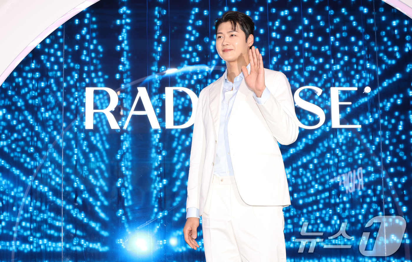 (서울=뉴스1) 권현진 기자 = 펜싱선수 오상욱이 15일 오전 서울 성동구 XYZ 서울에서 열린 글로벌 메디컬 에스테틱 브랜드 레디어스 팝업 스튜디오 오픈 기념 행사에 참석해 포즈 …