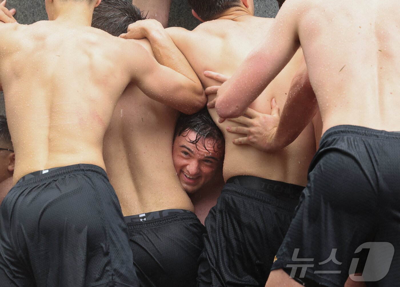 본문 이미지 - 미국 해군사관학교에서 사관생도들이 14일(현지시간) 미국 메릴랜드 주 아나폴리스 미 해군 사관학교에서 '딕시 컵'을 떨어뜨리기 위해 인간 피라미드를 만들어 헌던 기념물 꼭대기에 오르고 있다. ⓒ 로이터=뉴스1