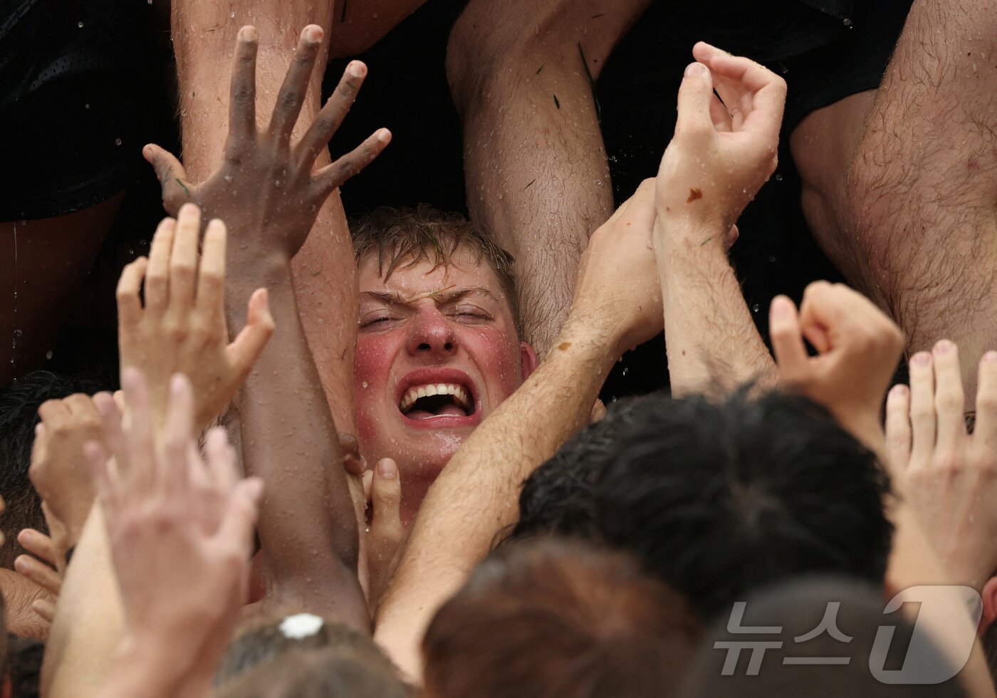 본문 이미지 - 미국 해군사관학교에서 사관생도들이 14일(현지시간) 미국 메릴랜드 주 아나폴리스 미 해군 사관학교에서 '딕시 컵'을 떨어뜨리기 위해 인간 피라미드를 만들어 헌던 기념물 꼭대기에 오르고 있다. ⓒ 로이터=뉴스1