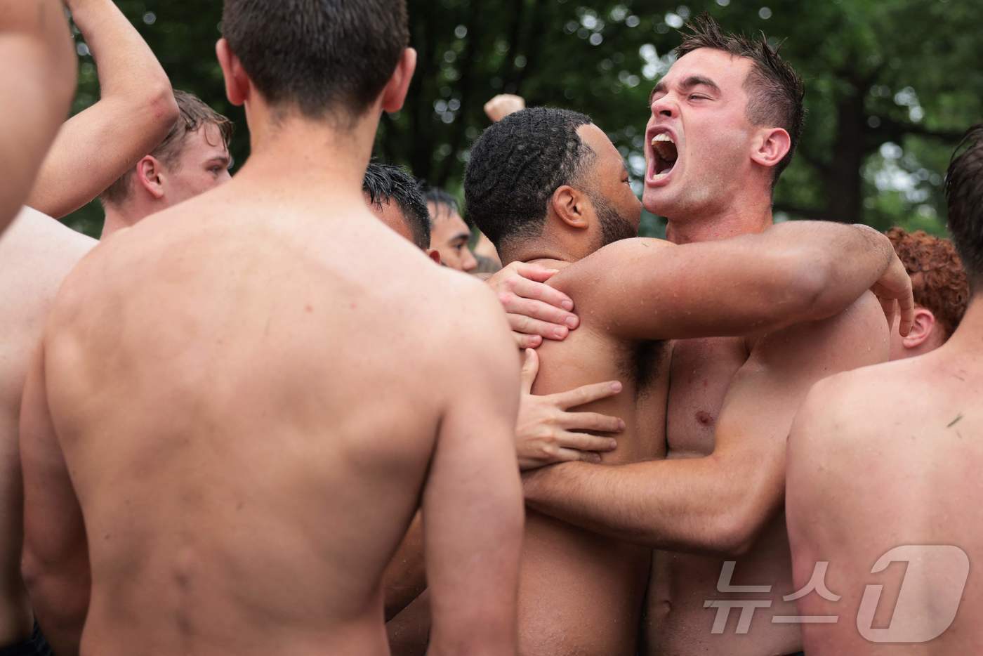 본문 이미지 - 미국 해군사관학교에서 사관생도들이 14일(현지시간) 미국 메릴랜드 주 아나폴리스 미 해군 사관학교에서 '딕시 컵'을 떨어뜨리기 위해 인간 피라미드를 만들어 헌던 기념물 꼭대기에 오르고 있다.  ⓒ AFP=뉴스1