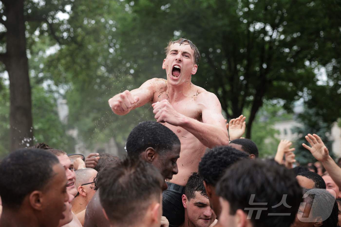 본문 이미지 - 미국 해군사관학교에서 사관생도들이 14일(현지시간) 미국 메릴랜드 주 아나폴리스 미 해군 사관학교에서 헌던 탑의 '딕시 컵'을 떨어뜨리고 환호 하고 있다.  ⓒ AFP=뉴스1