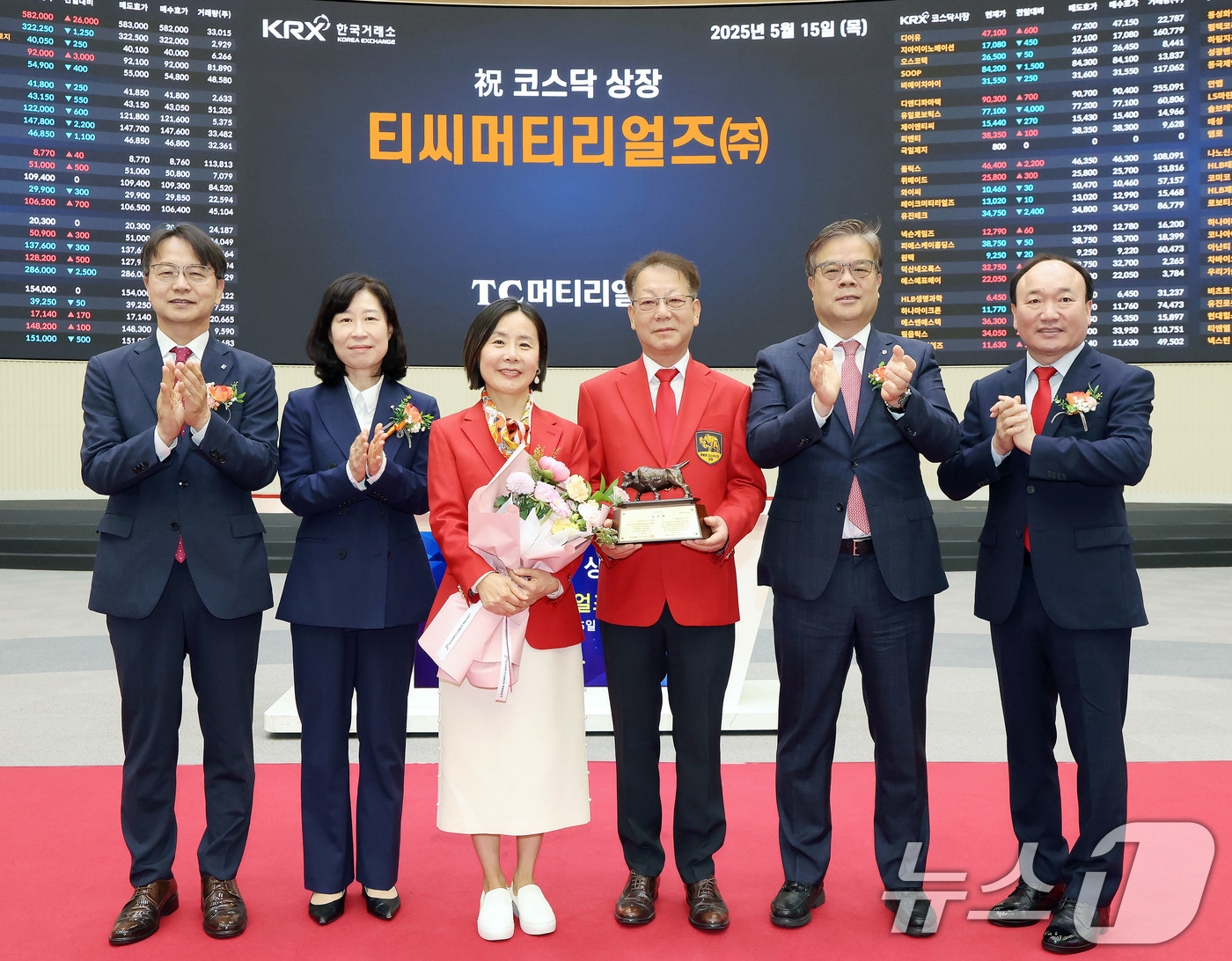 (서울=뉴스1) = 15일 서울 영등포구 한국거래소에서 열린 티씨머티리얼즈 코스닥시장 상장 기념식에서 김대영 한국IR협의회 부회장(왼쪽부터), 이미현 한국거래소 코스닥시장본부장보, …