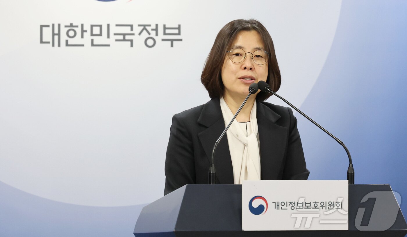 본문 이미지 - 김해숙 개인정보보호위원회 조사1과장이 15일 서울 종로구 정부서울청사에서 열린 개인정보위 제11차 전체회의 결과 브리핑에서 해외직구 서비스 테무의 개인정보 보호법 위반에 대해 13억 6,900만원 과징금과 1,760만원의 과태료 부과를 발표하고 있다. 2025.5.15/뉴스1 ⓒ News1 임세영 기자