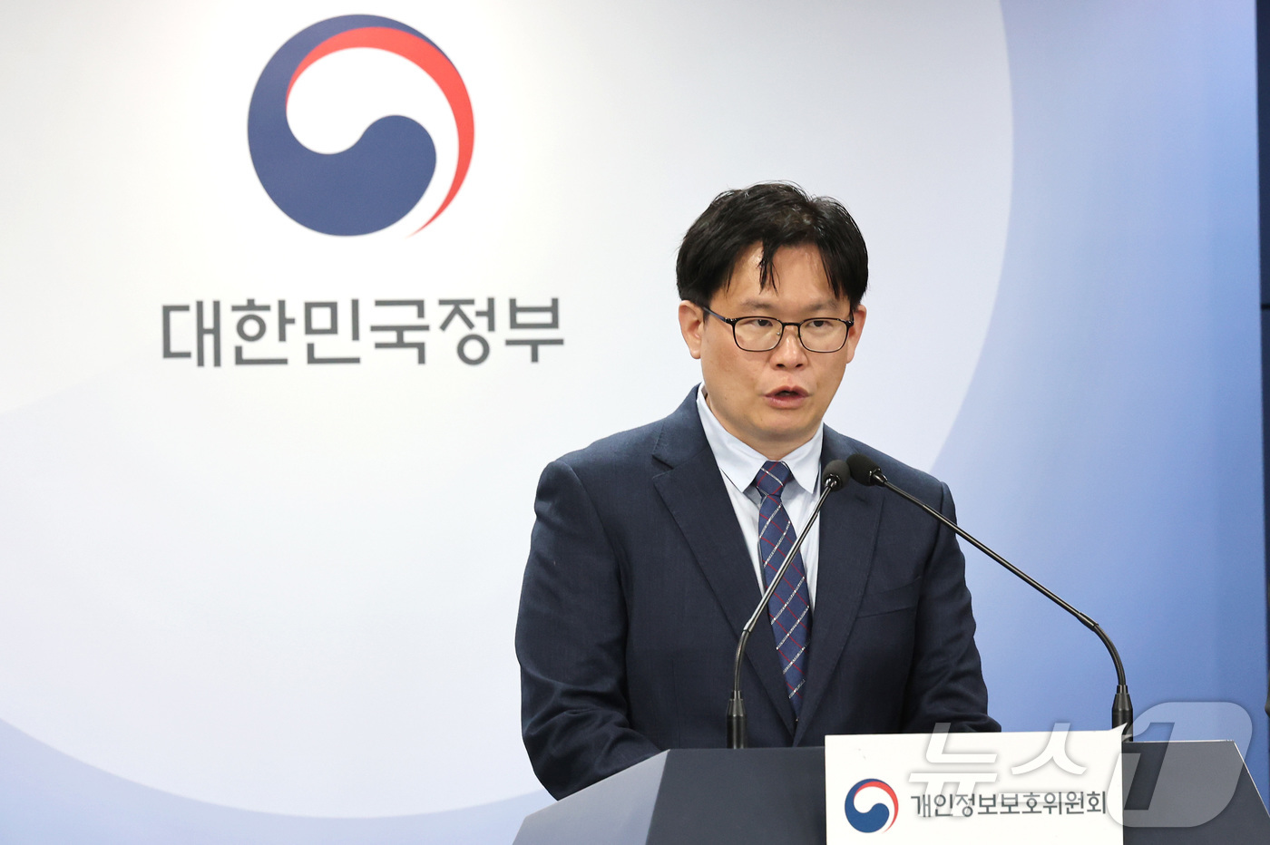 (서울=뉴스1) 임세영 기자 = 전승재 개인정보보호위원회 조사3팀장이 15일 서울 종로구 정부서울청사에서 열린 개인정보위 제11차 전체회의 결과 브리핑에서 AI 디지털교과서 사전 …
