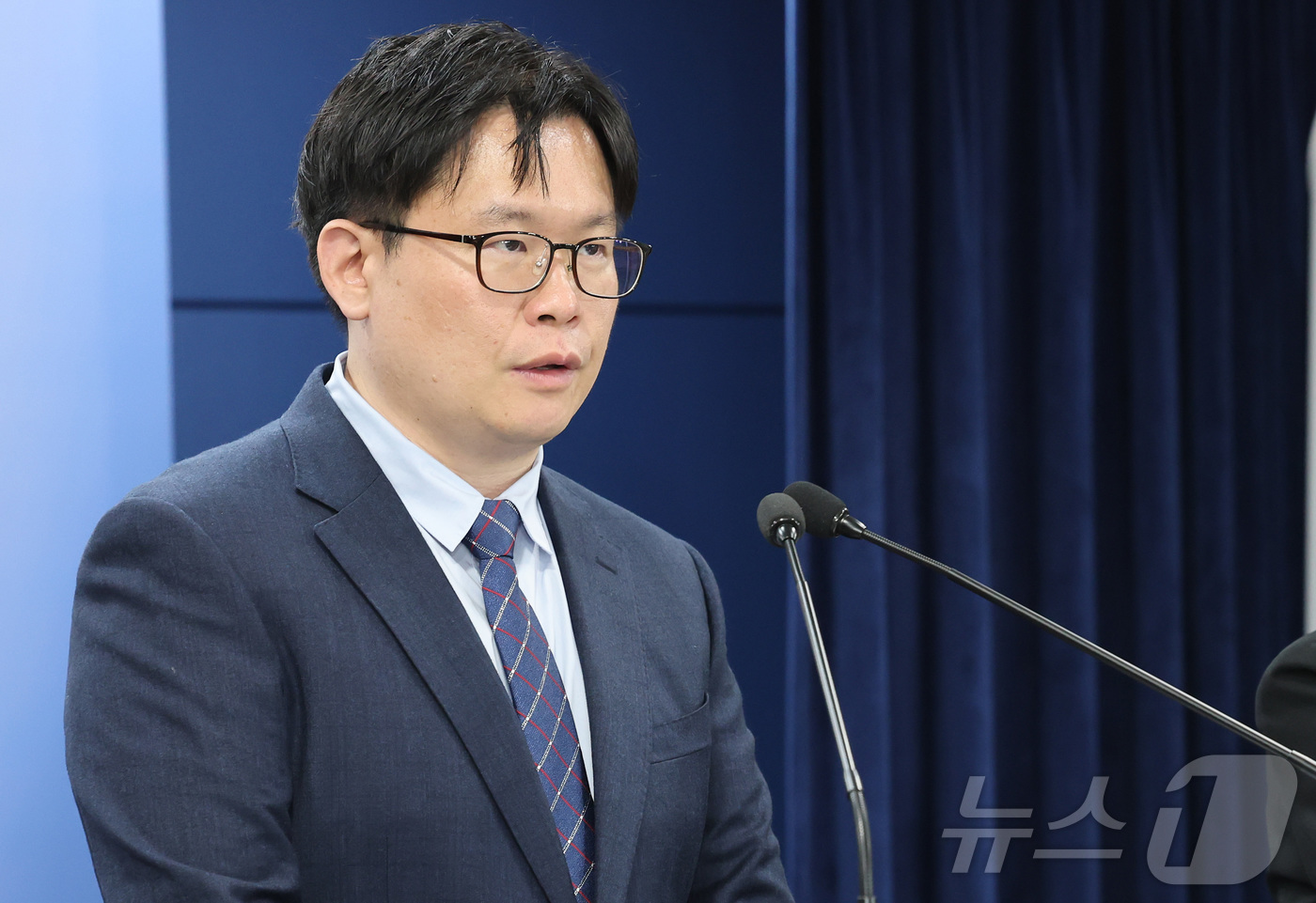 (서울=뉴스1) 임세영 기자 = 전승재 개인정보보호위원회 조사3팀장이 15일 서울 종로구 정부서울청사에서 열린 개인정보위 제11차 전체회의 결과 브리핑에서 AI 디지털교과서 사전 …