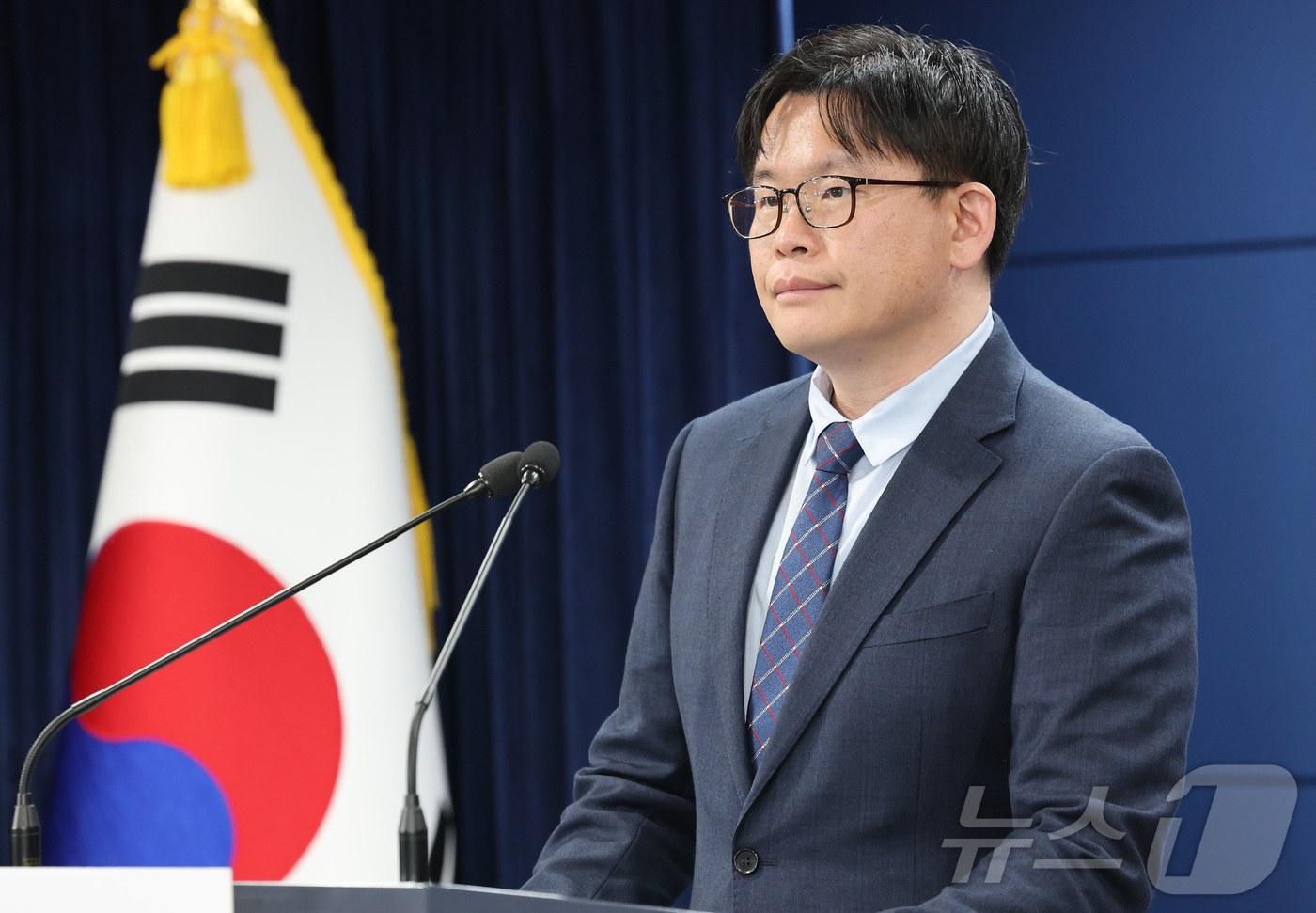 (서울=뉴스1) 임세영 기자 = 전승재 개인정보보호위원회 조사3팀장이 15일 서울 종로구 정부서울청사에서 열린 개인정보위 제11차 전체회의 결과 브리핑에서 AI 디지털교과서 사전 …