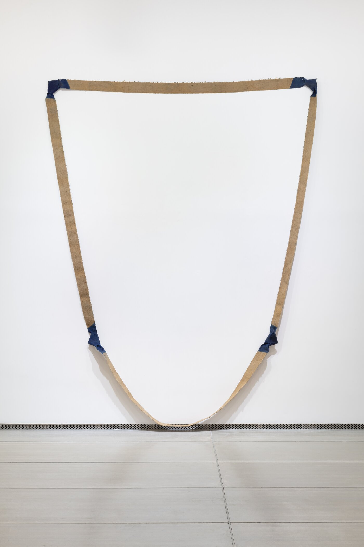 본문 이미지 - PATRICK SAYTOUR(파트릭 세투르), Untitled, 260 X 230cm,dye on strap,1970 (대구보건대학교 인당뮤지엄 제공)