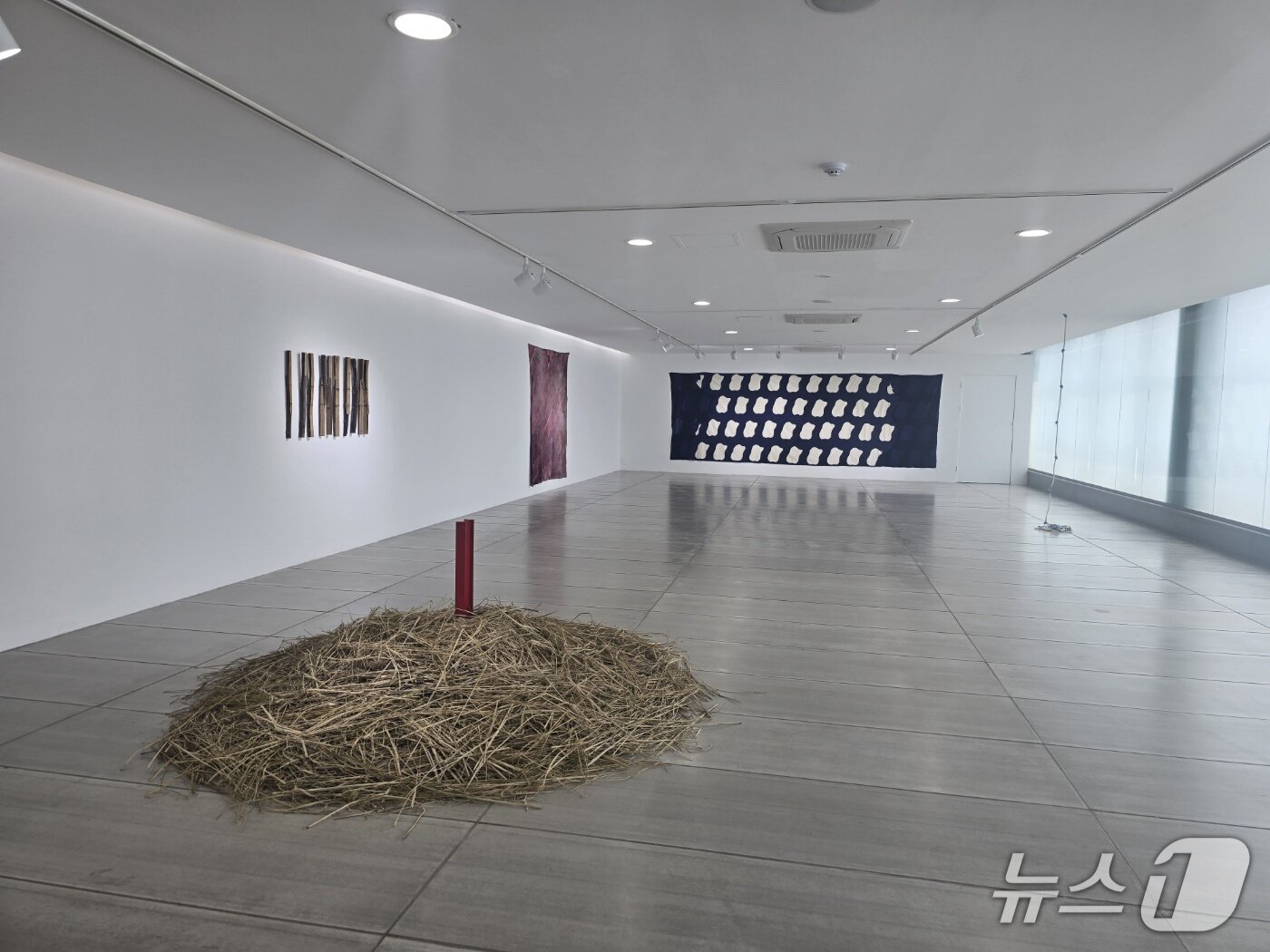 본문 이미지 - '쉬포르 쉬르파스'(Supports/Surfaces) 전시 전경. ⓒ 뉴스1 김정한 기자