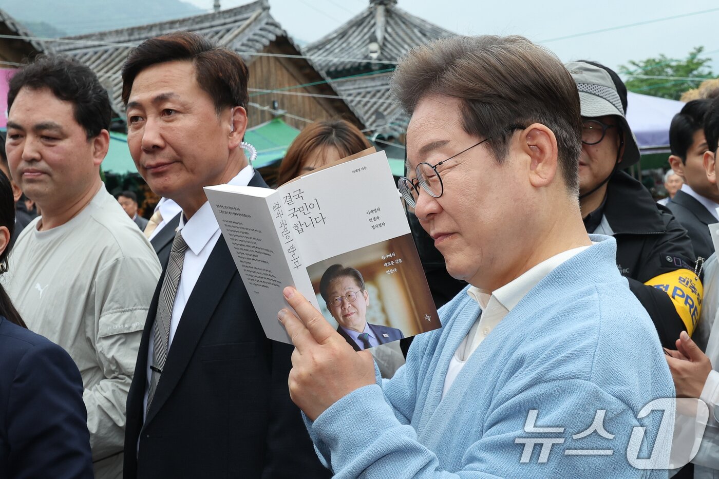 본문 이미지 - 이재명 더불어민주당 대통령 후보가 15일 오전 경남 하동군 화개장터 입구에서 유튜브 K-이니셔TV 케미폭발 &#39;동서화합&#39; 화개장터 라이브 오프닝을 마치고 이동하던 중 지지자들에게 사인을 해주고 있다. 2025.5.15/뉴스1 ⓒ News1 안은나 기자