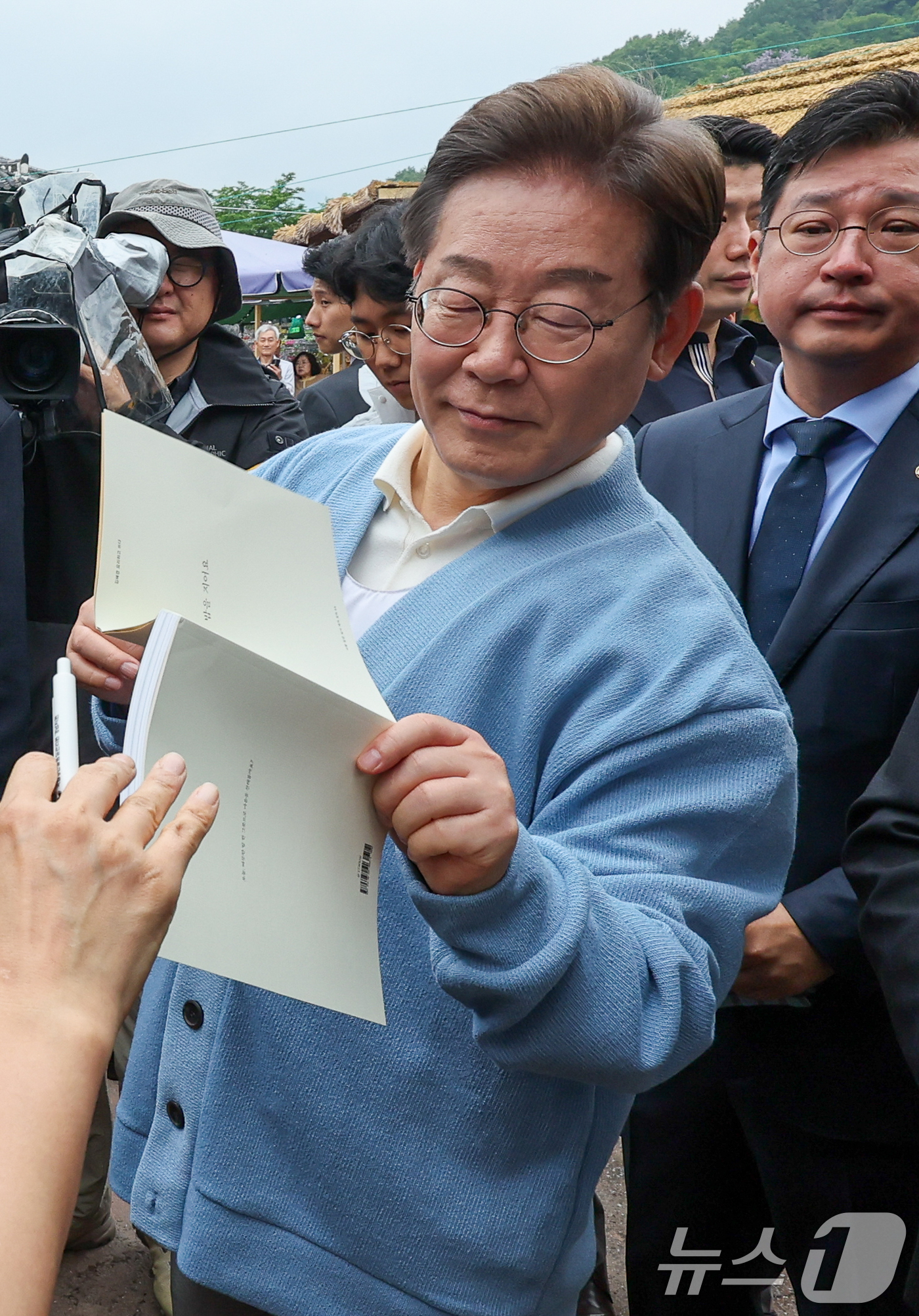 (하동=뉴스1) 안은나 기자 = 이재명 더불어민주당 대통령 후보가 15일 오전 경남 하동군 화개장터 입구에서 유튜브 K-이니셔TV 케미폭발 '동서화합' 화개장터 라이브 오프닝을 마 …