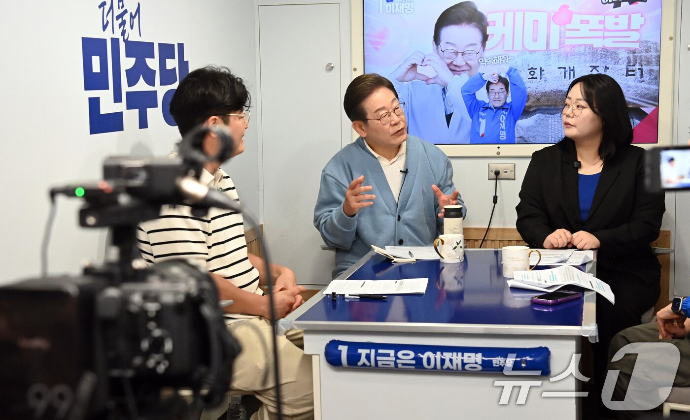 본문 이미지 - 이재명 더불어민주당 대통령 후보가 15일 오전 경남 하동군 화개장터 인근에서 광주 출신 30대 남성 문유성 씨, 대구 거주 20대 여성 김다니엘 씨, 강유정 의원과 유튜브 K-이니셔TV 케미폭발 &#39;동서화합&#39; 화개장터 라이브를 하고 있다. &#40;공동취재&#41; 2025.5.15/뉴스1 ⓒ News1 안은나 기자