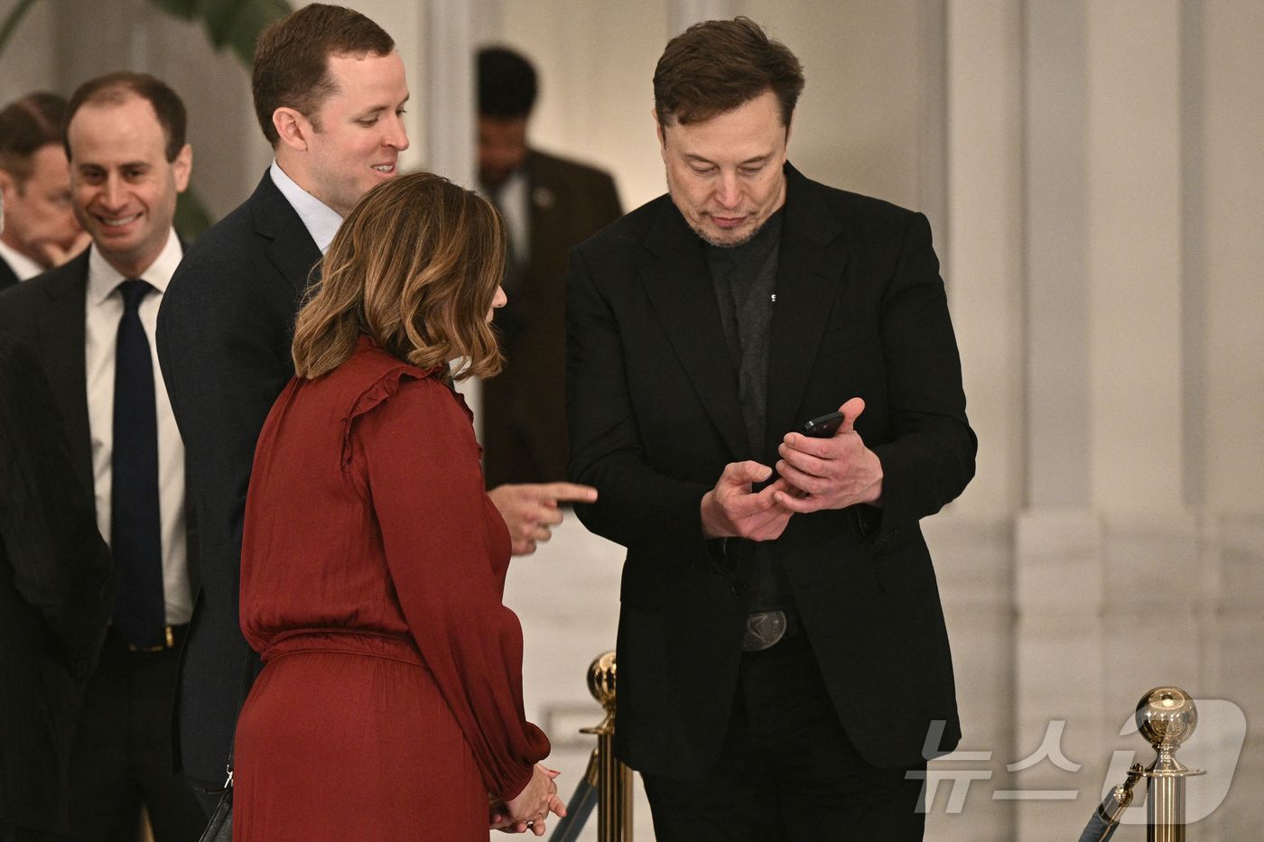 (도하 AFP=뉴스1) 우동명 기자 = 일론 머스크 테슬라 CEO가 14일(현지시간) 카타르 도하 루사일 궁전에서 열린 국빈 만찬에 도착해 도널드 트럼프 대통령, 셰이크 타밈 빈 …