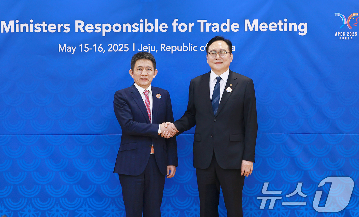 (서울=뉴스1) = 정인교 산업통상자원부 통상교섭본부장이 15일 제주 서귀포시 제주국제컨벤션센터에서 열린 '2025 APEC 통상장관회의'에 참석해 리청강 중국 상무부 국제무역협상 …