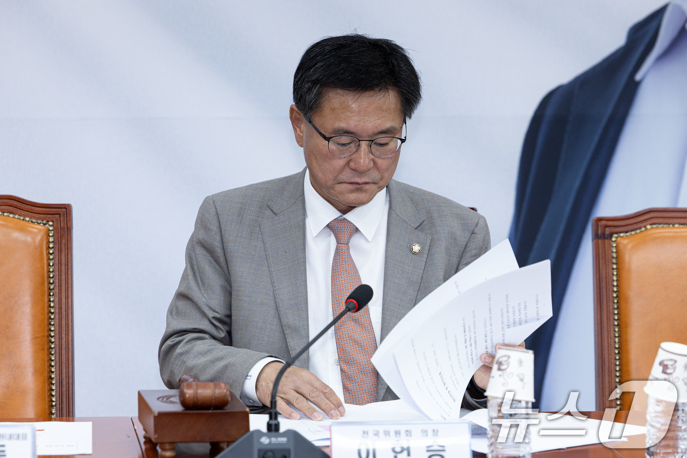 (서울=뉴스1) 이재명 기자 = 이헌승 국민의힘 전구구이원회 의장이 15일 오전 서울 여의도 국회에서 열린 제15차 전국위원회에서 자료를 살펴보고 있다. 2025.5.15/뉴스1