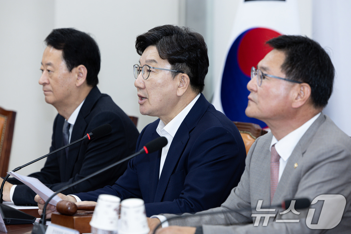 (서울=뉴스1) 이재명 기자 = 권성동 국민의힘 비상대책위원장 권한대행 겸 원내대표가 15일 오전 서울 여의도 국회에서 열린 제15차 전국위원회에서 발언을 하고 있다. 2025.5 …