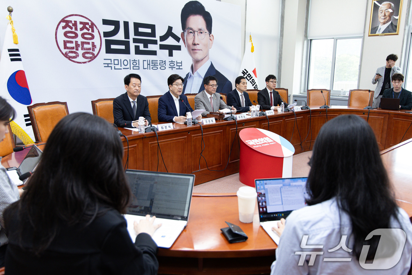 (서울=뉴스1) 이재명 기자 = 권성동 국민의힘 비상대책위원장 권한대행 겸 원내대표가 15일 오전 서울 여의도 국회에서 열린 제15차 전국위원회에서 발언을 하고 있다. 2025.5 …
