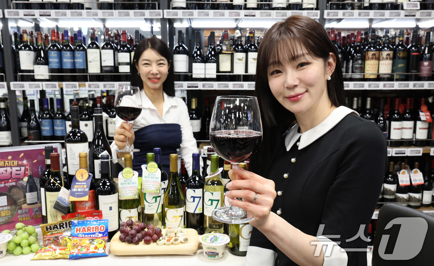 (서울=뉴스1) 박지혜 기자 = 15일 서울 이마트 용산점에서 모델들이 상반기 최대 규모 와인 할인 행사인 '이마트 와인장터'를 알리고 있다.이마트는 16일부터 22일까지 ‘이마트 …