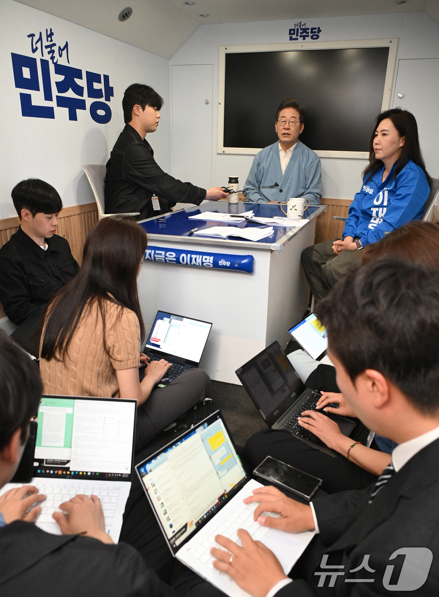 (하동=뉴스1) 안은나 기자 = 이재명 더불어민주당 대통령 후보가 15일 오전 경남 하동군 영호남 화합 다목적광장에 마련된 버스 스튜디오에서 광주 출신 30대 남성 문유성 씨, 대 …