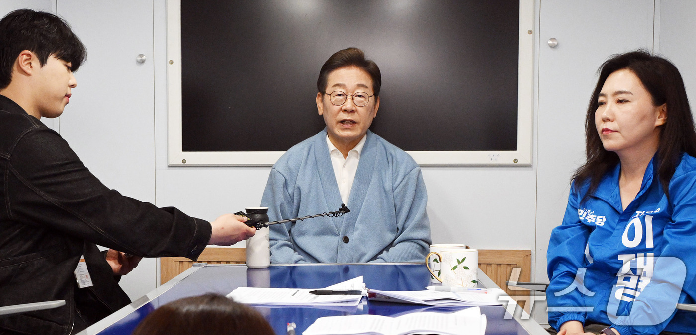 (하동=뉴스1) 안은나 기자 = 이재명 더불어민주당 대통령 후보가 15일 오전 경남 하동군 영호남 화합 다목적광장에 마련된 버스 스튜디오에서 광주 출신 30대 남성 문유성 씨, 대 …