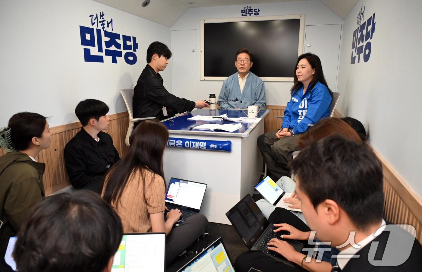 (하동=뉴스1) 안은나 기자 = 이재명 더불어민주당 대통령 후보가 15일 오전 경남 하동군 영호남 화합 다목적광장에 마련된 버스 스튜디오에서 광주 출신 30대 남성 문유성 씨, 대 …