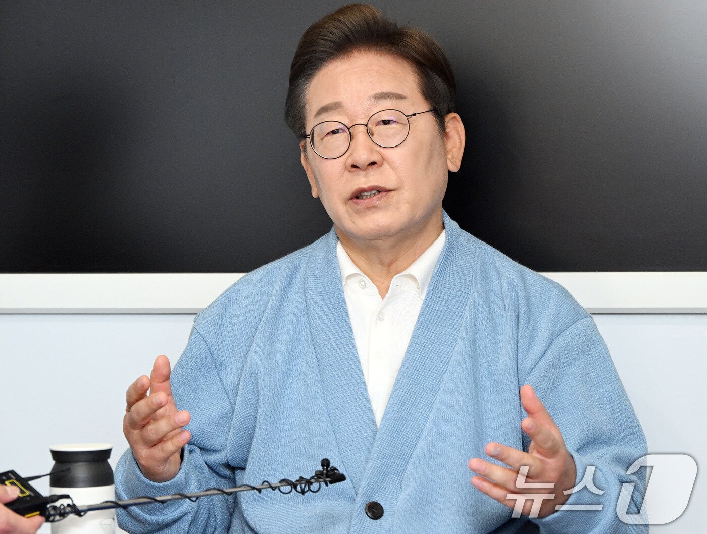 본문 이미지 - 이재명 더불어민주당 대통령 후보가 15일 오전 경남 하동군 영호남 화합 다목적광장에 마련된 버스 스튜디오에서 광주 출신 30대 남성 문유성 씨, 대구 거주 20대 여성 김다니엘 씨, 강유정 의원과 유튜브 K-이니셔TV 케미폭발 &#39;동서화합&#39; 화개장터 라이브를 마친 뒤 취재진 질문에 답하고 있다. &#40;공동취재&#41; 2025.5.15/뉴스1 ⓒ News1 안은나 기자