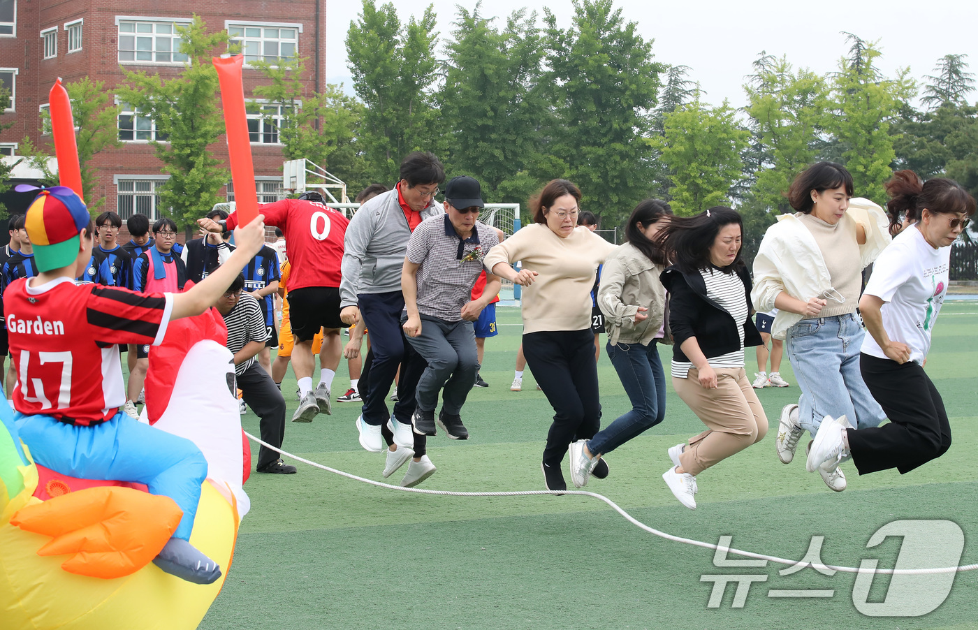 (대구=뉴스1) 공정식 기자 = 스승의 날인 15일 오전 대구 북구 성광고등학교 운동장에서 열린 '스승의 날 기념 체육한마당'에 참여한 학생·교사·학부모(교육의 3주체)가 한마음으 …