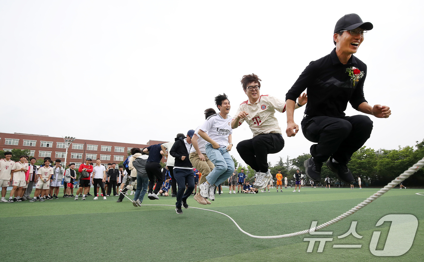 (대구=뉴스1) 공정식 기자 = 스승의 날인 15일 오전 대구 북구 성광고등학교 운동장에서 열린 '스승의 날 기념 체육한마당'에 참여한 학생·교사·학부모(교육의 3주체)가 한마음으 …