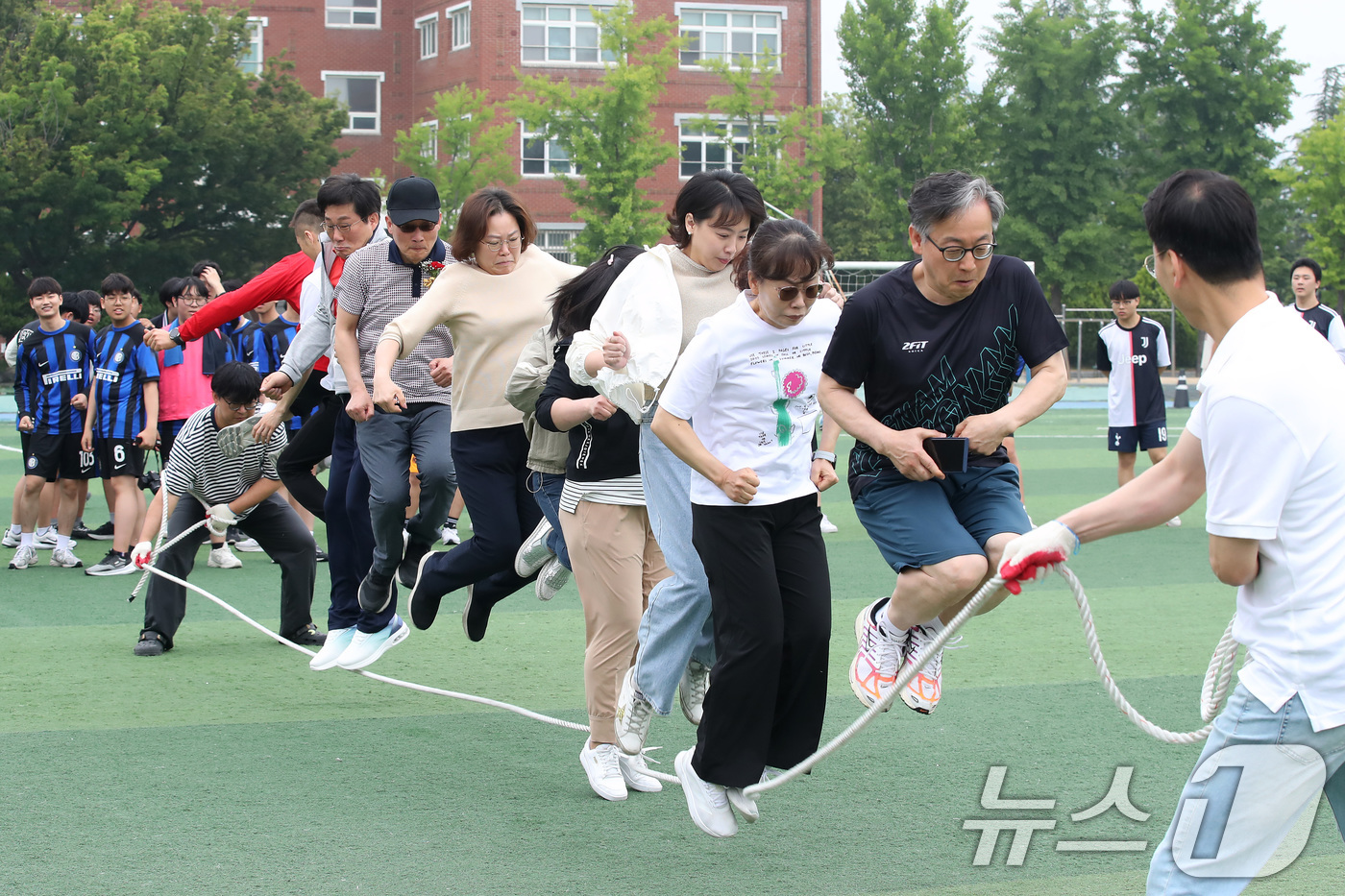 (대구=뉴스1) 공정식 기자 = 스승의 날인 15일 오전 대구 북구 성광고등학교 운동장에서 열린 '스승의 날 기념 체육한마당'에 참여한 학생·교사·학부모(교육의 3주체)가 한마음으 …
