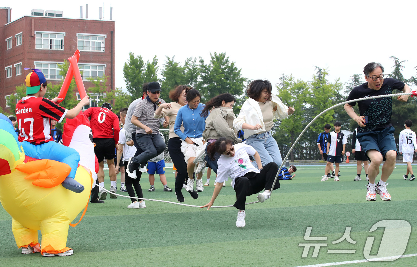 (대구=뉴스1) 공정식 기자 = 스승의 날인 15일 오전 대구 북구 성광고등학교 운동장에서 열린 '스승의 날 기념 체육한마당'에 참여한 학생·교사·학부모(교육의 3주체)가 한마음으 …