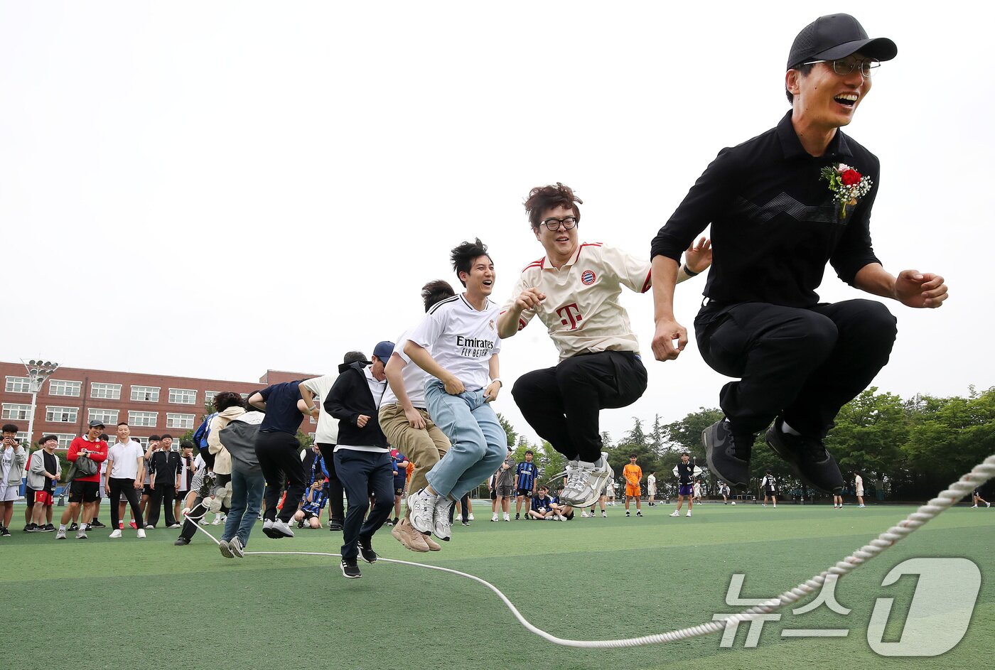 본문 이미지 - 대구 북구 성광고등학교 운동장에서 5월 15일 열린 &#39;스승의 날 기념 체육한마당&#39;에 참여한 학생·교사·학부모&#40;교육의 3주체&#41;가 한마음으로 단체 줄넘기를 하고 있다. /뉴스1 ⓒ News1 공정식 기자