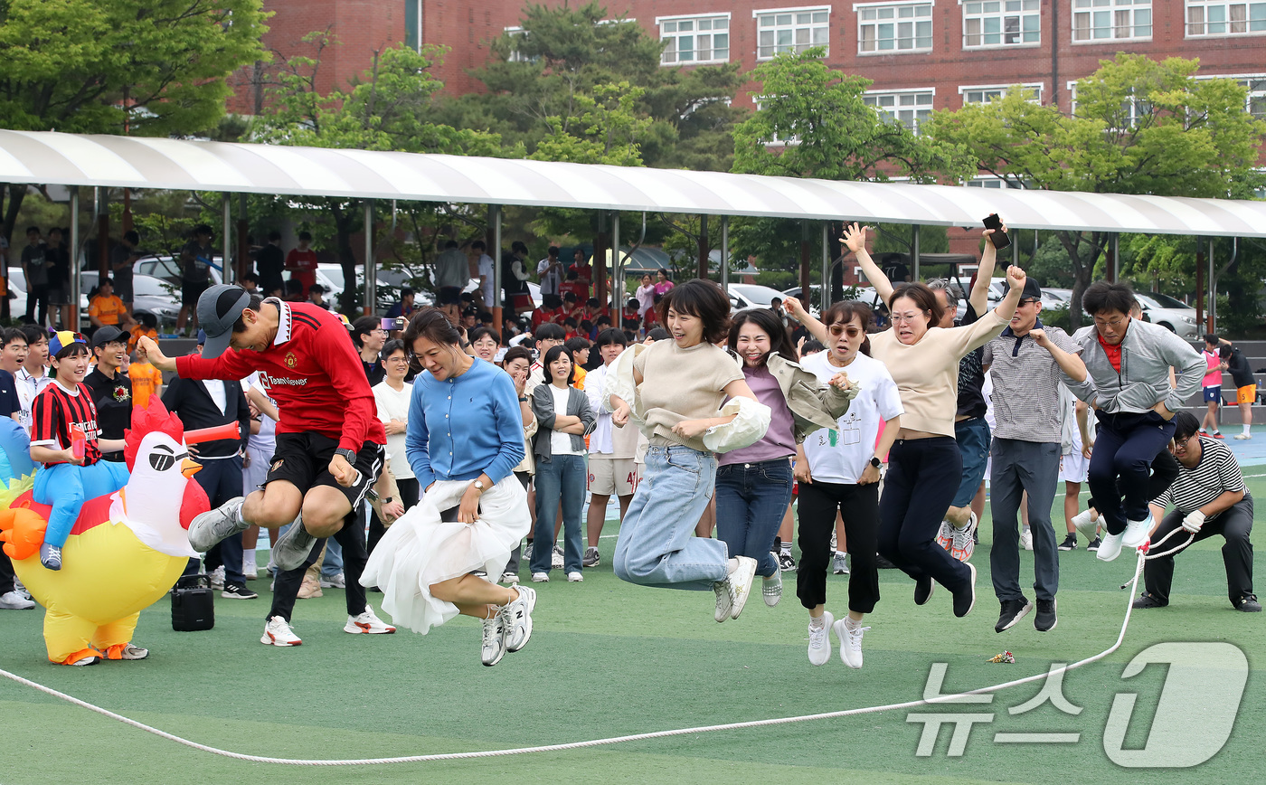 (대구=뉴스1) 공정식 기자 = 스승의 날인 15일 오전 대구 북구 성광고등학교 운동장에서 열린 '스승의 날 기념 체육한마당'에 참여한 학생·교사·학부모(교육의 3주체)가 한마음으 …