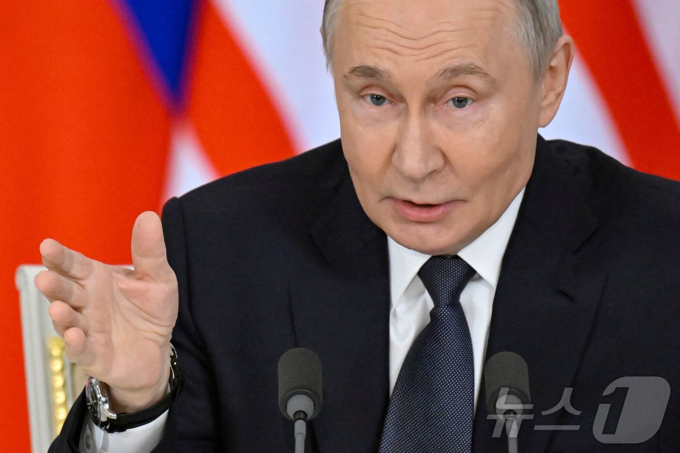 (모스크바 AFP=뉴스1) 우동명 기자 = 블라디미르 푸틴 러시아 대통령이 14일(현지시간) 모스크바 크렘린 궁에서 안와르 이브라힘 말레이시아 총리와 기자회견서 “평화적 핵 에너지 …