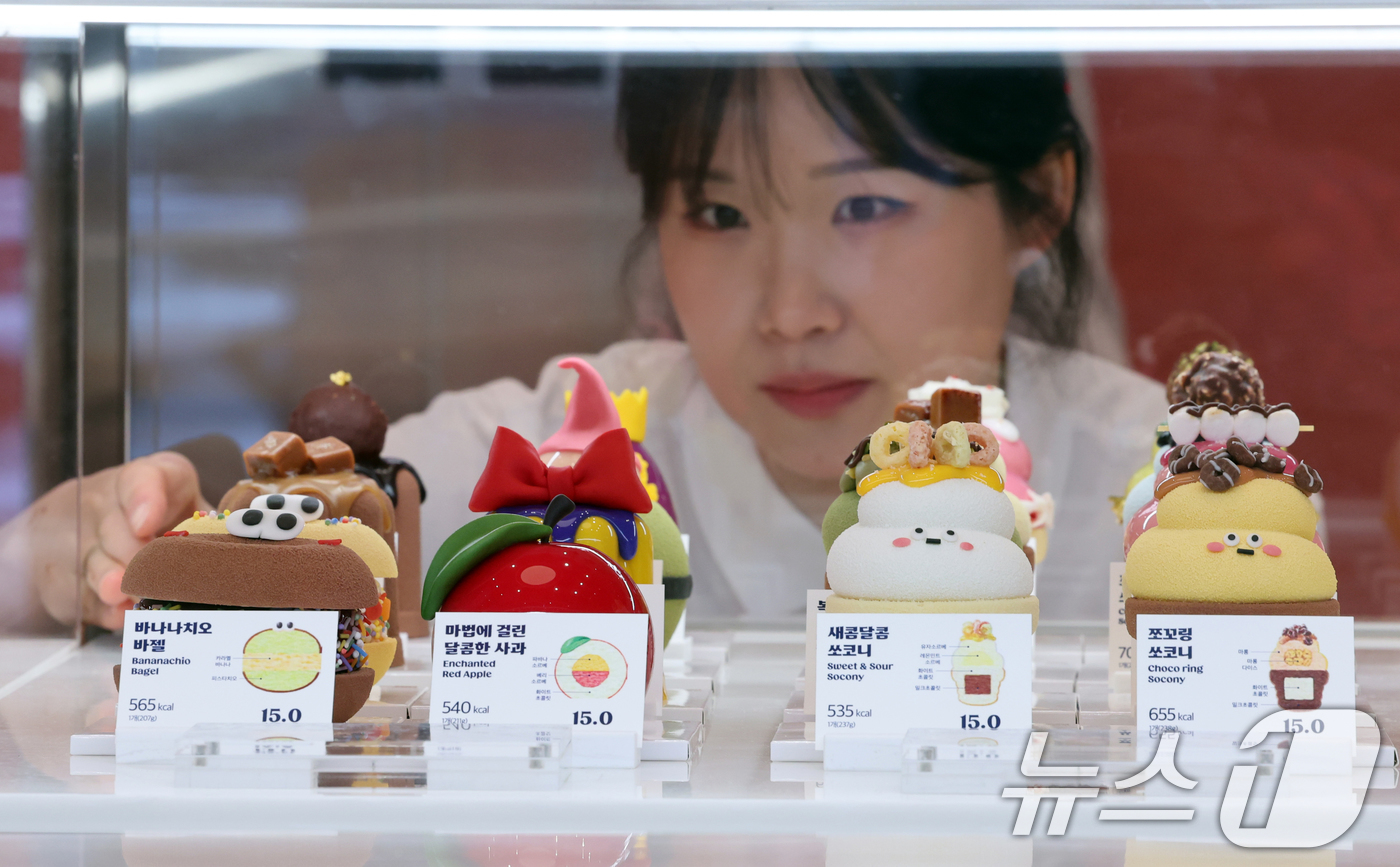 (서울=뉴스1) 황기선 기자 = 15일 서울 강남구 배스킨라빈스 청담점에서 열린 '오픈 미디어데이'에서 직원이 '디저트 테라스' 코너를 소개하고 있다.오는 16일 정식 오픈하는 배 …