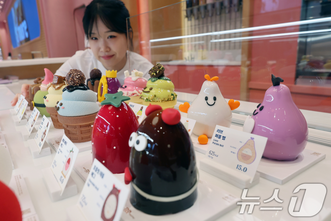 (서울=뉴스1) 황기선 기자 = 15일 서울 강남구 배스킨라빈스 청담점에서 열린 '오픈 미디어데이'에서 직원이 '디저트 테라스' 코너를 소개하고 있다.오는 16일 정식 오픈하는 배 …